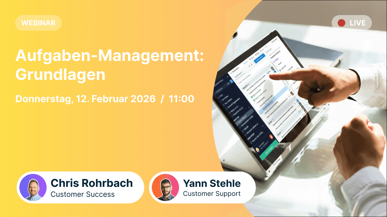 Webinar-Ankündigung zum Thema Aufgaben-Management mit Datum, Uhrzeit und Live-Hinweis. Rechts eine Person, die auf eine Aufgabenübersicht auf einem Tablet zeigt. Referenten: Chris Rohrbach und Yann Stehle.