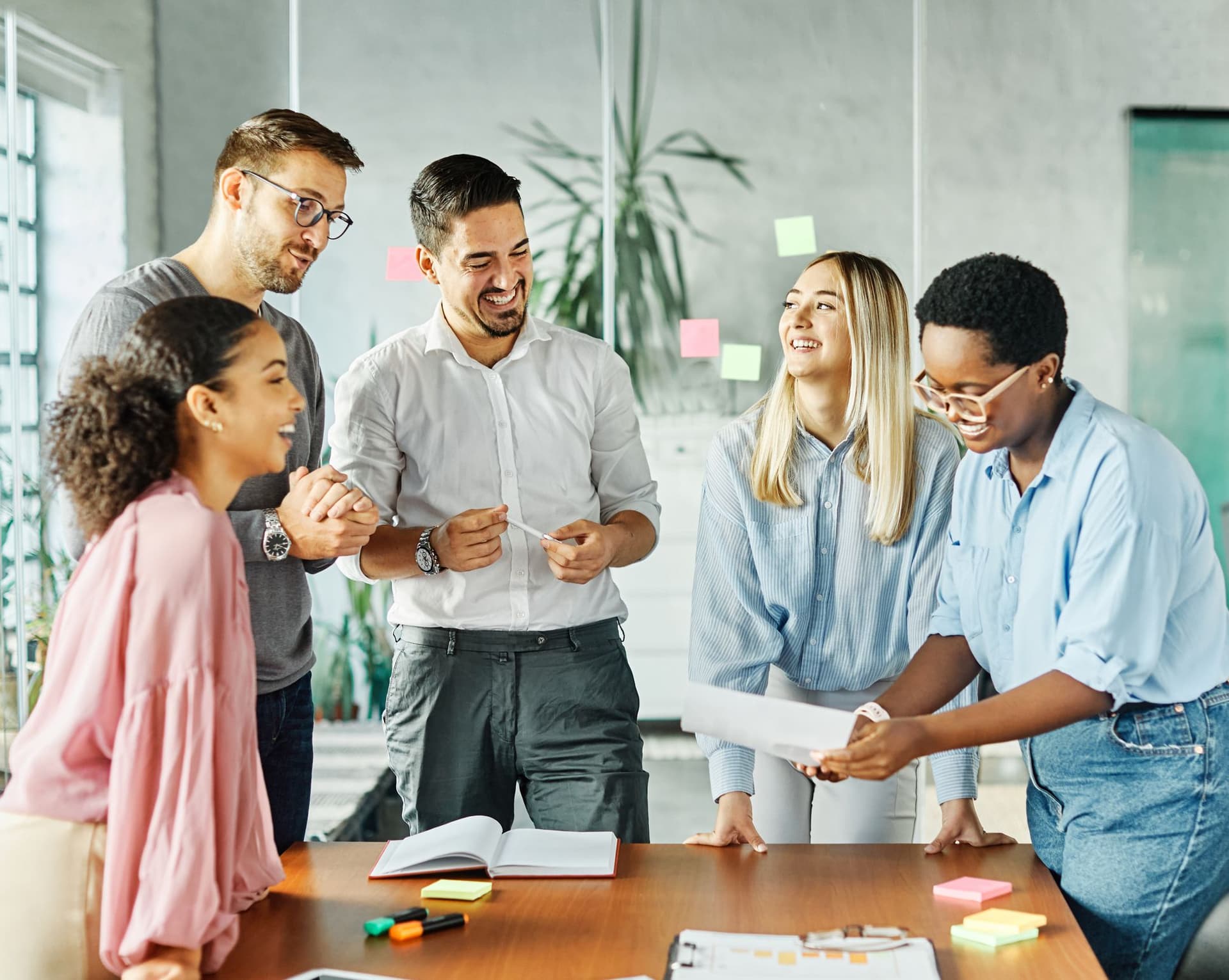 5 employees taking part in a motivating and engaging meeting