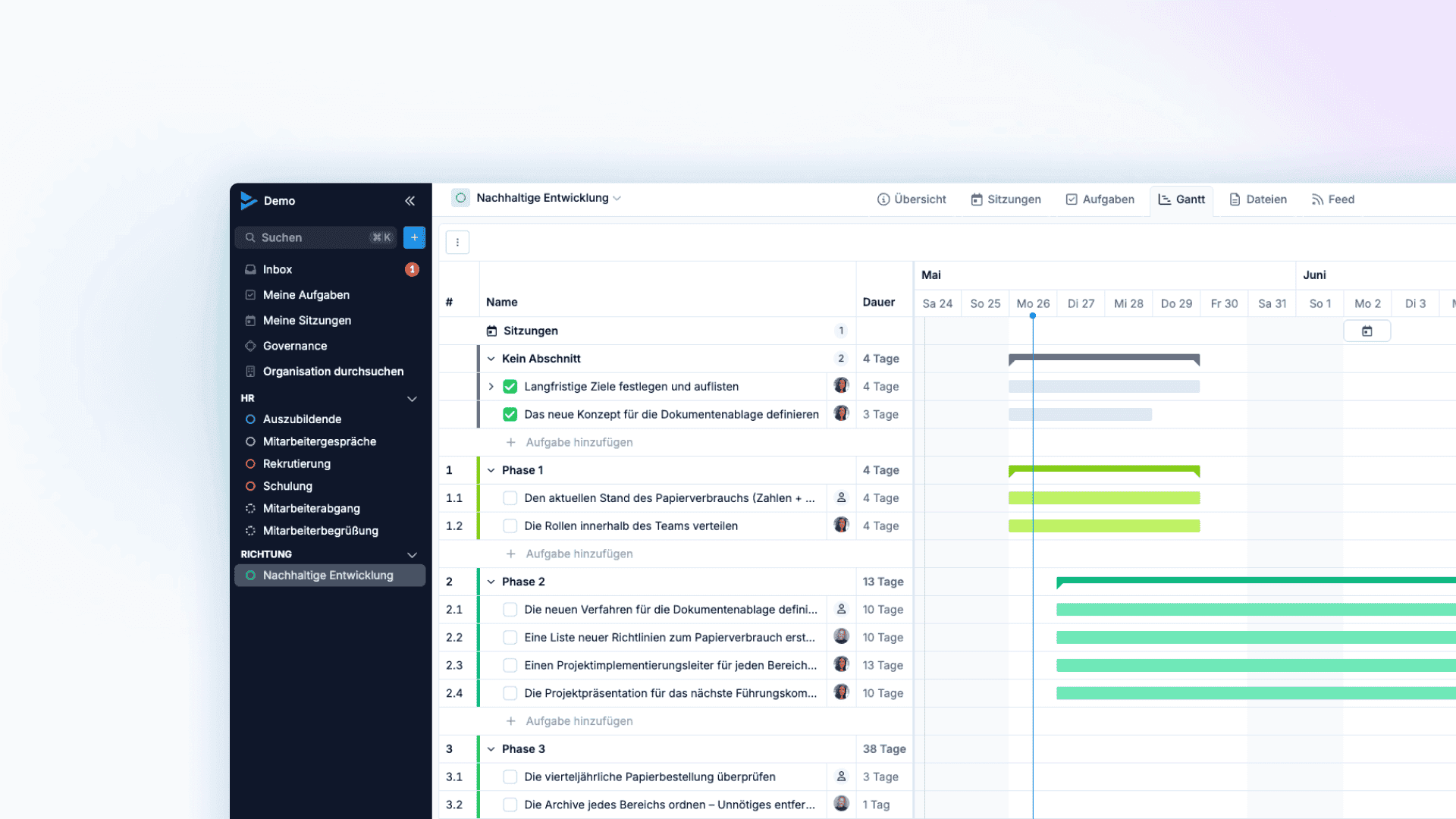 Screenshot einer Gantt-Ansicht für ein Projekt mit dem Titel „Project Management“, auf dem Aufgaben und Unteraufgaben in Phasen mit Tagesdauern sowie hell- und dunkelgrüne Balken über mehrere Wochen dargestellt werden, mit einer dunklen Seitenleiste links