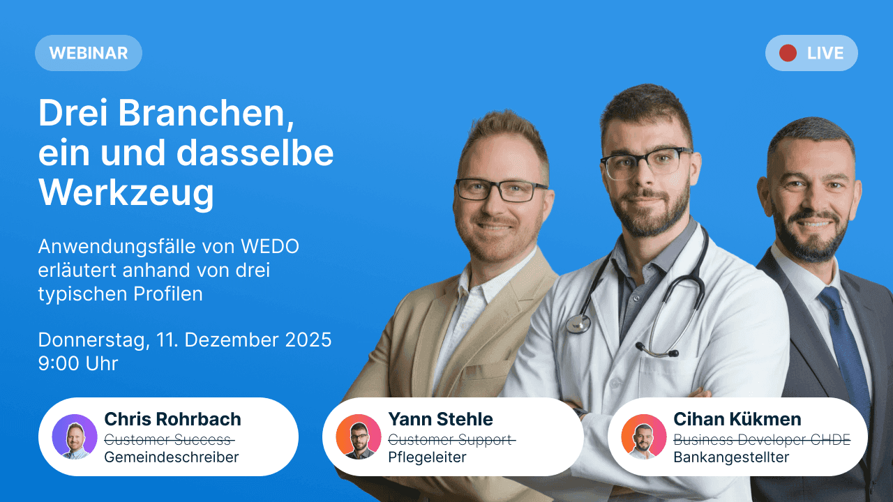 Drei Männer aus Gemeinde, Pflege und Bank stehen nebeneinander vor einem blauen Hintergrund für ein WEDO-Webinar über drei typische Profile.