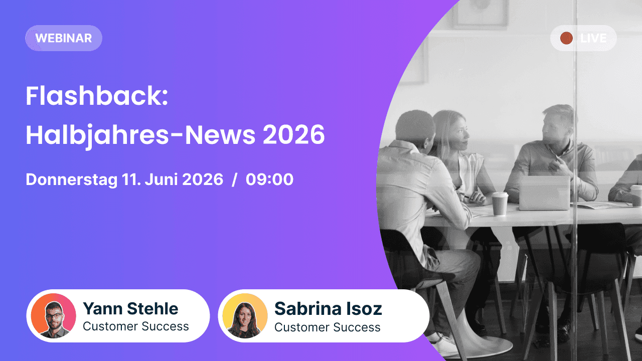 Werbebanner für ein Live-Webinar mit dem Titel „Flashback: Halbjahres-News 2026“, geplant für Donnerstag, 11. Juni 2026 um 09:00 Uhr. Die linke Seite zeigt einen leuchtenden violetten Farbverlauf mit den Veranstaltungsdetails, einer „LIVE“-Anzeige und Profilbildern der Referenten Yann Stehle und Sabrina Isoz, beide aus dem Bereich Customer Success. Auf der rechten Seite ist ein Schwarz-Weiß-Foto von Fachkräften zu sehen, die an einem Besprechungstisch im Büro zusammenarbeiten.