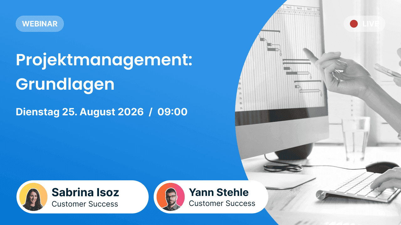 Webinar-Cover für „Projektmanagement: Grundlagen“. Blauer Hintergrund mit schwarz-weißem Foto eines Gantt-Diagramms auf einem Computerbildschirm. Termin: Dienstag, 25. August 2026 um 09:00 Uhr. Referenten: Sabrina Isoz und Yann Stehle, Customer Success.
